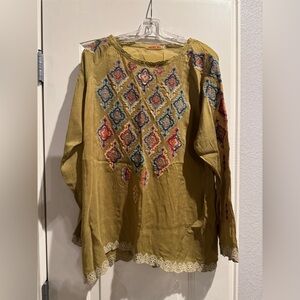 Johnny Way long sleeve with round neck and bell sleeves. Embroidery neck sleeves